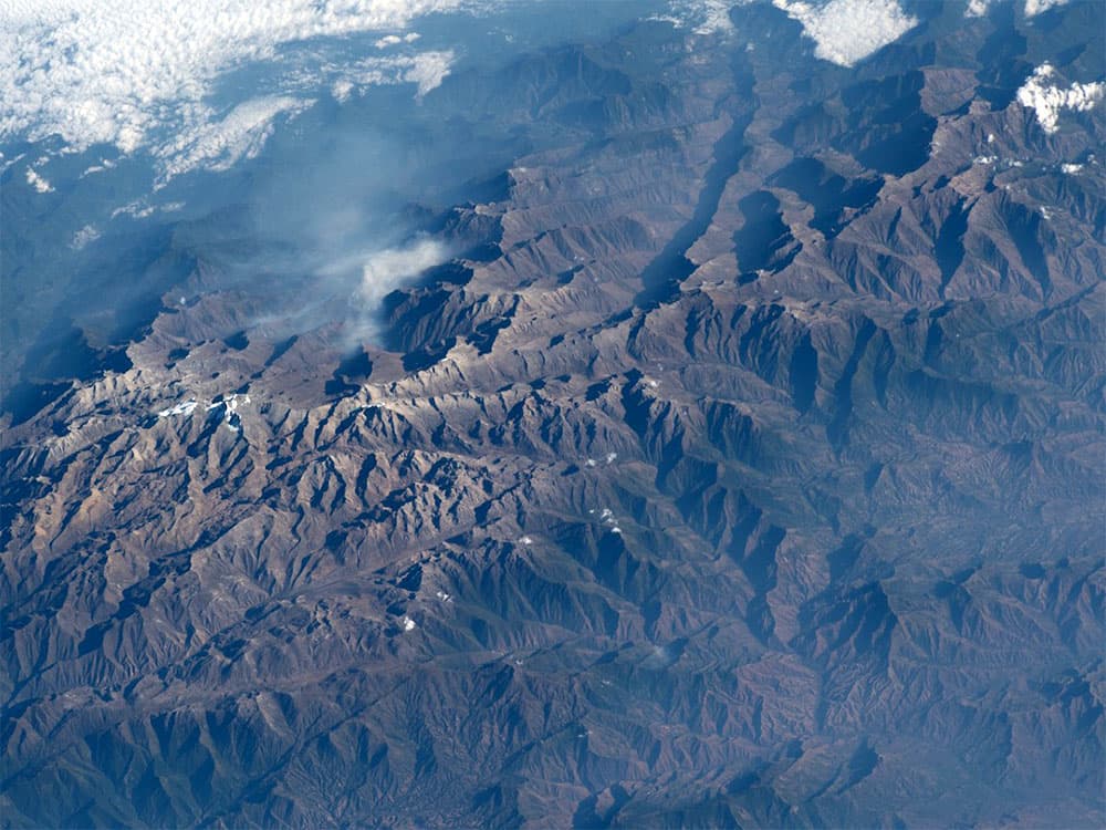 Esta imagen de madrugada, tomada por astronautas que miran desde la Estación Espacial Internacional, muestra una vista espectacular de los muchos picos del macizo de Santa Marta en Colombia. El más alto de estos (aproximadamente 5,700 m, 18,700 pies), llamado así por Cristóbal Colón, es tan alto que admite una capa de nieve pequeña pero permanente.