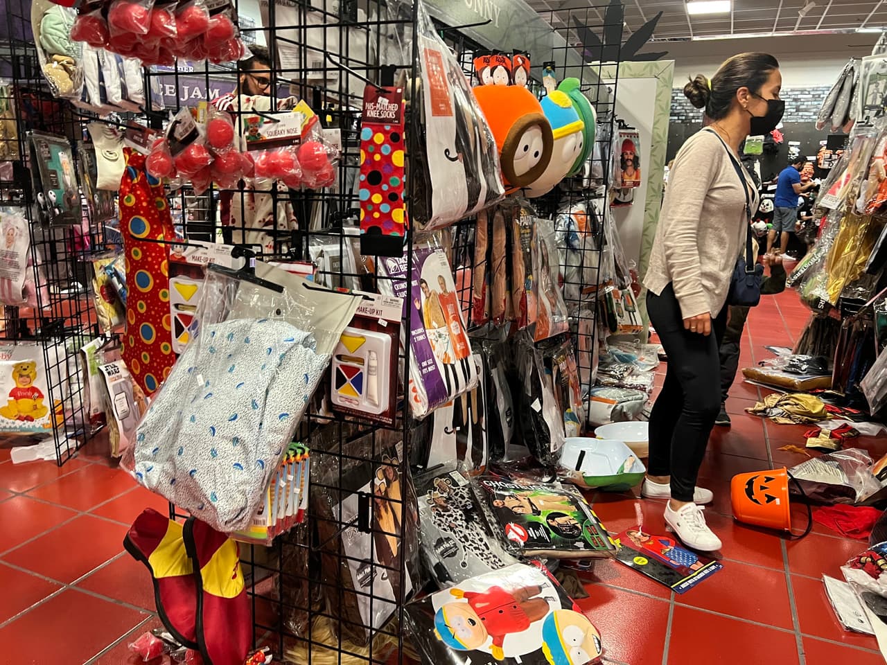 La mayoría de los residentes que planearon escoger un disfraz familiar y esperaron a último minuto han tenido que optar por un plan B.
<br>