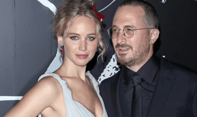 El chisme de la seman es que la guapa ganadora del Oscar Jennifer Lawrence
<b><a href="http://www.univision.com/entretenimiento/corre-como-reguero-de-polvora-jennifer-lawrence-se-casa-con-un-director"> puede estar comprometida con el director Darren Aronofsky</a></b>, que la conoció cuando la dirigió en '¡Madre!' y podrían llegar al altar.