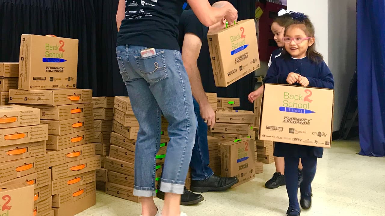En esta escuela, 
<a href="https://www.univision.com/local/chicago-wgbo/sorprenden-a-estudiantes-de-una-primaria-de-la-villita-con-regalos-para-empezar-el-ano-escolar-video">estudiantes de primaria fueron sorprendidos</a> con útiles escolares en la mañana de este lunes 9 de septiembre.
