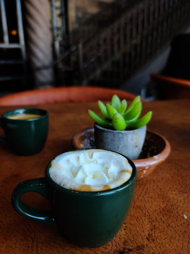 <b>Adiós Café</b>
<br>
<b>Dirección</b>: 180 Walker St SW. Ste D. Atlanta, GA
<br>
<b>Teléfono</b>: (404) 574-5679
<br>
<b><a href="https://www.yelp.com/map/adios-cafe-atlanta">Cómo llegar</a></b>
<br>
<br>En Yelp, aseguran que ofrecen: “Café y postres todo el día. Una mañana brumosa se calienta con una deliciosa taza de "Café de Olla", con toques de chocolate y canela... una siesta por la tarde se anima con "Café Azteca", elaborado con granos de café mexicano acentuados con toques de chocolate oaxaqueño y chile de arbol. Acompañe cualquiera de las maravillosas bebidas con algunos chocolates artesanales hechos a mano o una selección de la deliciosa variedad de postres recién horneados”.