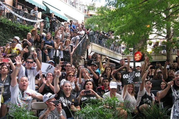 Photos: Spurs Championship Parade 2014 Barges