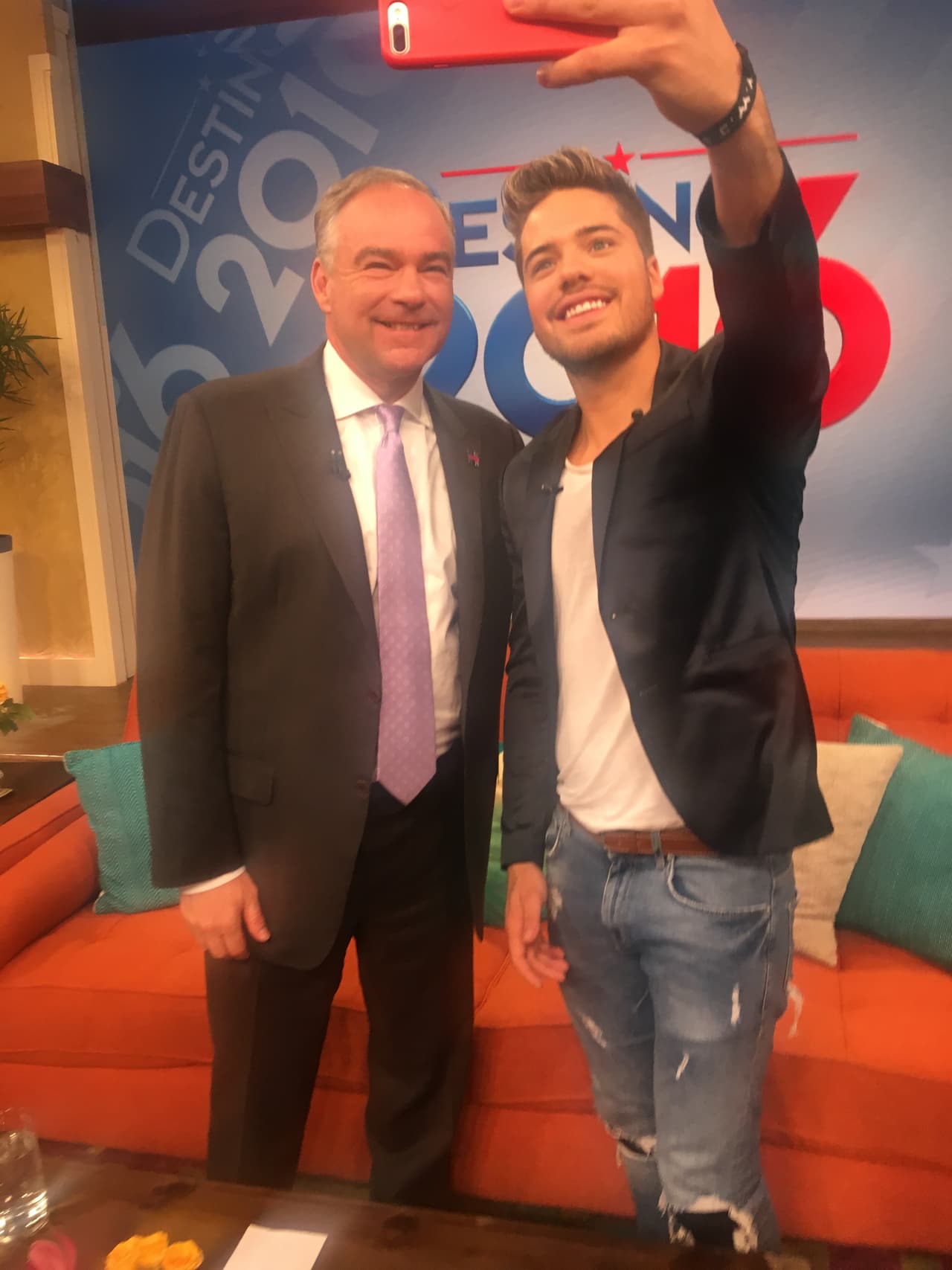 William Valdés nunca pierde oportunidad de tomarse una 'selfie' con todas las personalidades que visitan Despierta América y su colección sigue creciendo.