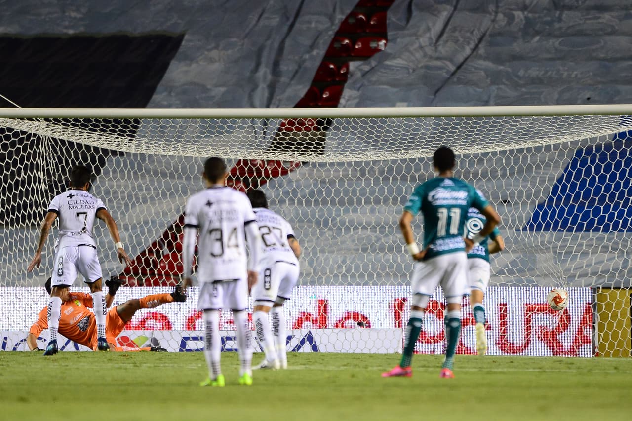 Yairo Moreno regala un penal ridículo y Kevin Ramírez se encarga de adelantar a los Gallos desde os once pasos.