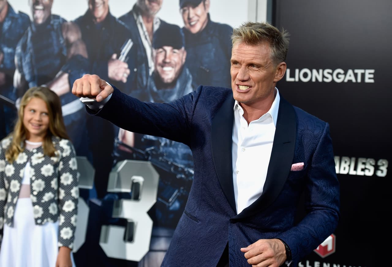 <b>Dolph Lundgren</b>: puede que sus papeles actorales sean de tipos rudos que poco piensan y solo utiliza sus músculos, pero en la vida real, el sueco tiene una maestría en Ingeniería de la Universidad de Sídney, en Australia. 
<br>