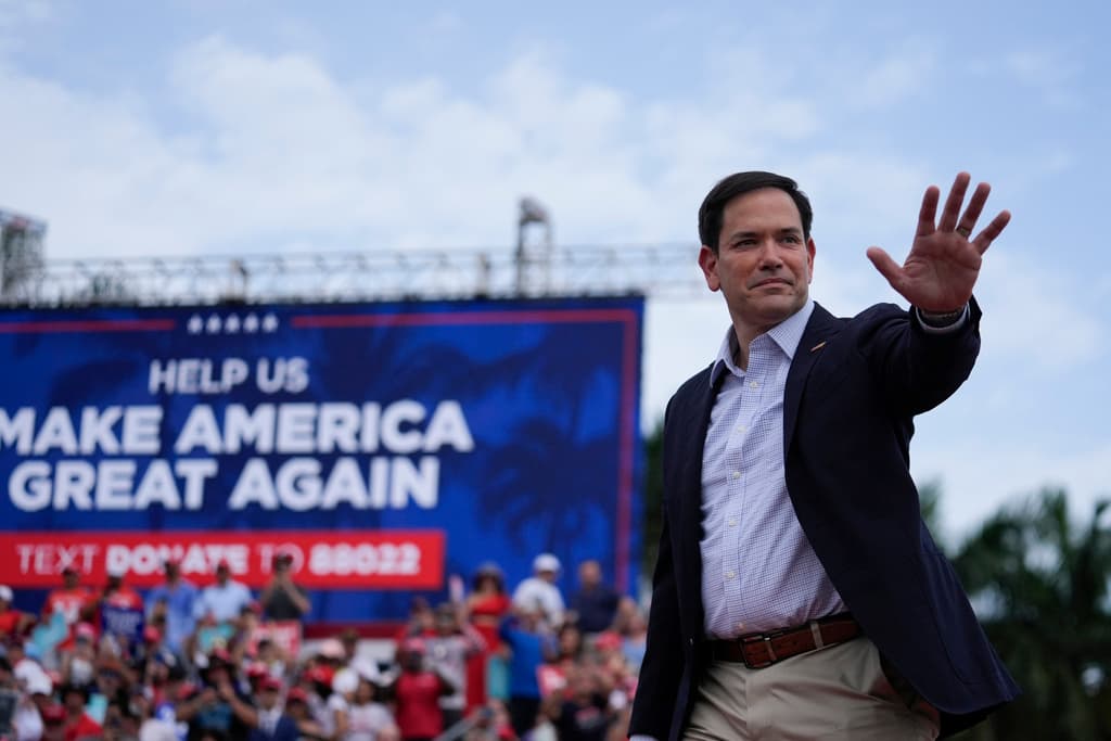 El
<b> <a href="https://www.univision.com/local/miami-wltv/cierre-de-ciudades-refugio-la-promesa-de-donald-trump-en-el-doral" target="_blank">senador Marco Rubio </a></b>también realizó una publicación en su cuenta de X, 
<b>“Orando por el presidente Trump y todos los asistentes al mitin de hoy en Pensilvania”</b>. También compartió varias notas de prensa referentes al caso, así como la postura de Donald Trump Jr.
<br>El pasado martes, Trump estuvo en El Doral donde se esperaba que mencionara a Marco Rubio como su Vicepresidente para la campaña rumbo a la presidencia, pero eso no pasó. 
<b><a href="https://www.youtube.com/watch?v=xNSPFBxgmJs" target="_blank">Aquí</a></b> puedes ver el discurso de Trump en El Doral.