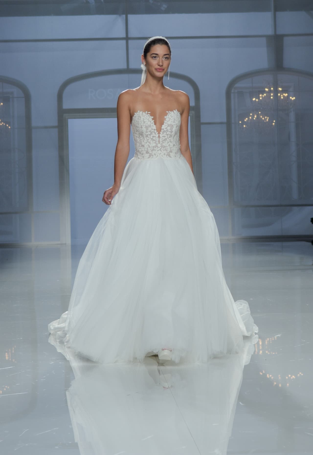 Durante el evento, vestida de novia, Mariana Downing habló sobre el cantante: "Es muy lindo por dentro, con un gran corazón, un hombre que trabaja duro y cuida mucho a su familia”.