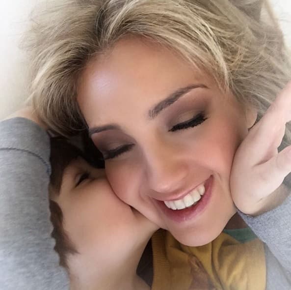 La cantante mexicana está bien consciente de que sus pequeños tienen las dos culturas y está dispuesta a que ellos adoren a ambas.