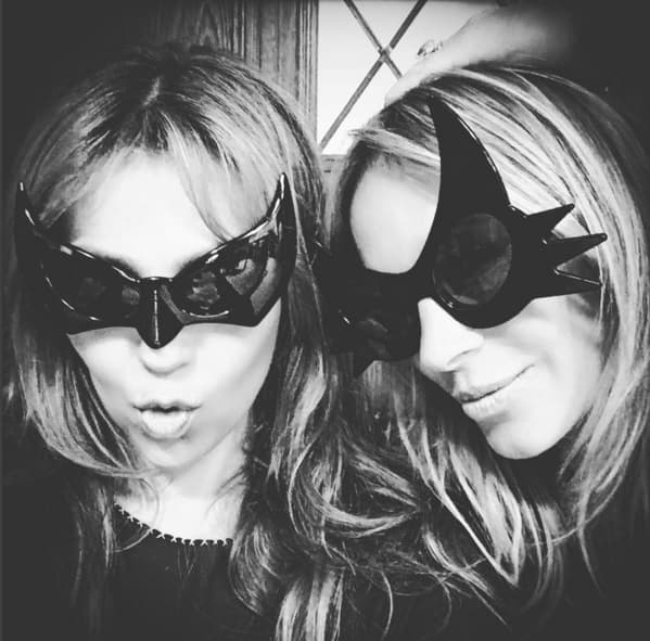 Y claro, además de sus hijos, también aprovecha divertirse con sus amigas.