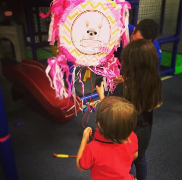 Y ellos hasta se motivan y emocionan con cada tradición de su madre. Por ejemplo, aquí Sabrina pidió romper una piñata.
