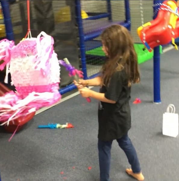 Romper piñatas en las fiestas de cumpleaños de los niños es una tradición muy mexicana, y se nota que a Sabrina le encanta.