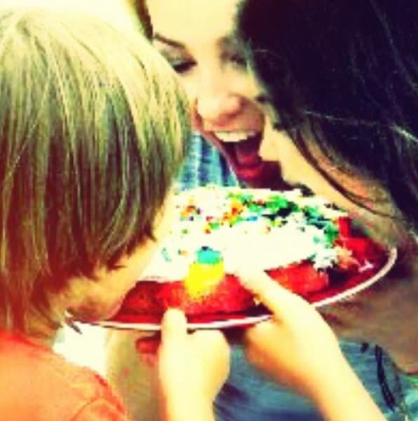 En una ocasión dijo que siempre quiso un pastel de colores y sus hijos se lo regalaron.