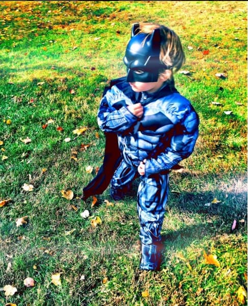 Mateww por su parte, celebró la noche de brujas vestido de Batman.