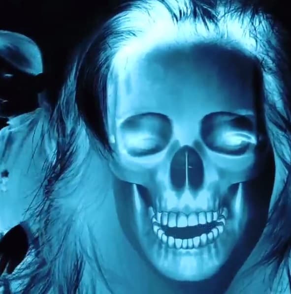 Aquí la vemos haciendo un 'snapchat' con cara de calavera y de fondo su pequeña hija de observadora.