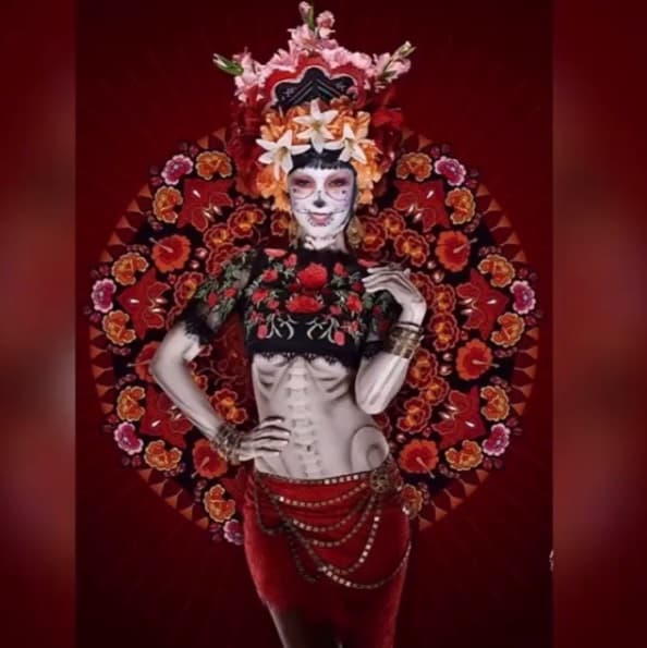 Pero además de la noche de brujas, Thalía disfruta de sus raíces mexicanas convirtiéndose en una sexy 'Catrina'.
