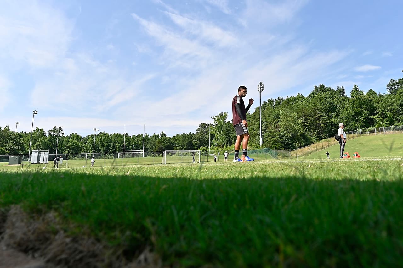 En uno de los campos de la Universidad de Carolina del Norte la selección mexicana de fútbol entrenó por última vez con miras a lo que será el duelo ante Martinica en el cierre del Grupo A. Héctor Moreno y Rodolfo Pizarro se reitegraron al grupo que dirige el 'Tata' Martino. Fernando Navarro, Jonathan Orozco, Luis Montes y Pizarro serían titulares en el Bank of America Stadium de Charlotte.