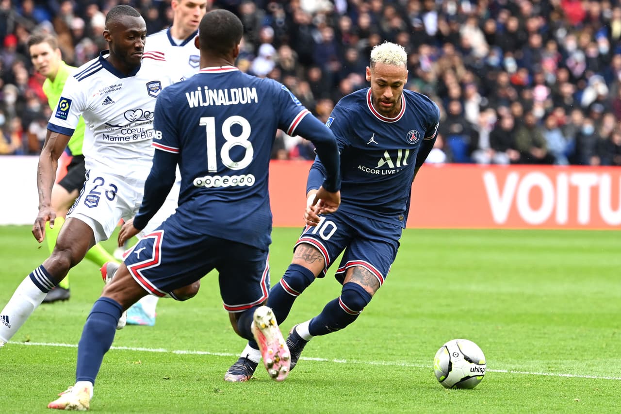 El PSG goleó al Bordeaux con los goles de Mbappé, Neymar y Leandro Paredes, pero ni esa victoria evitó los abucheos de sus seguidores, quienes castigaron especialmente al Ney y Lio.