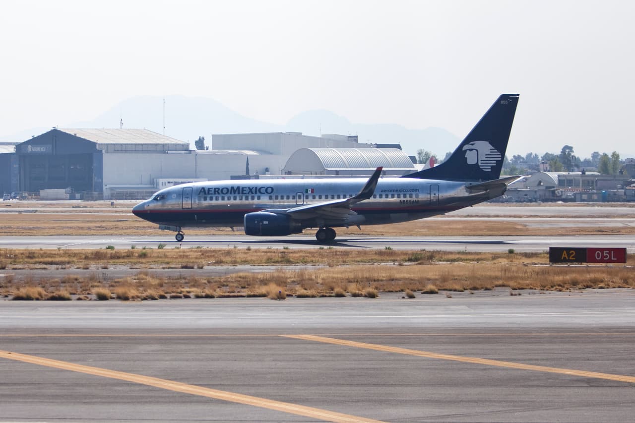 Ocho heridos en el Aeropuerto de Los Ángeles tras el choque entre un avión de Aeroméxico y un camión de servicio