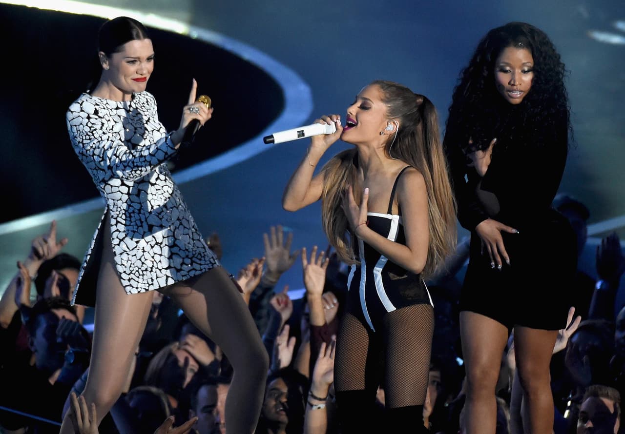 Mientras sus compañeras cantaban, ella hacía hasta lo imposible para que nada saliera de su lugar.