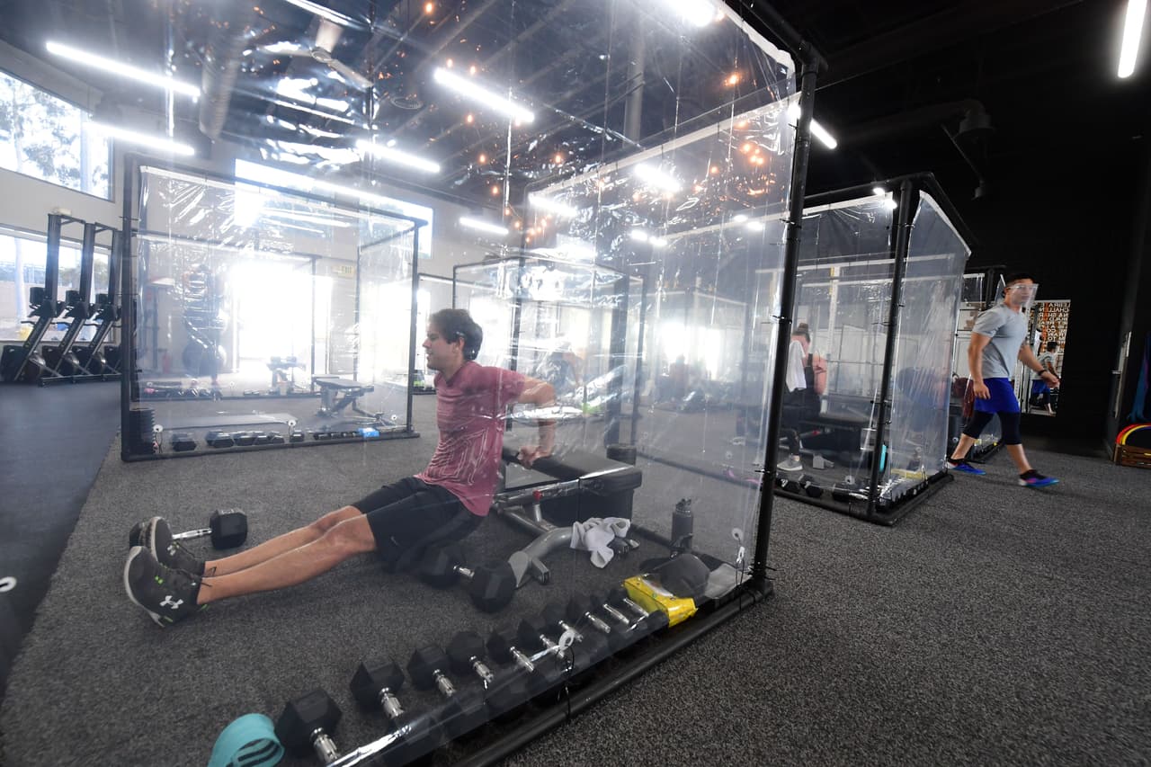 <b>Gimnasios</b> pueden operar en sus espacios interiores a una capacidad del 25% y las piscinas dentro de las instalaciones pueden abrir. Se requieren mascarillas, menos cuando se esté nadando.