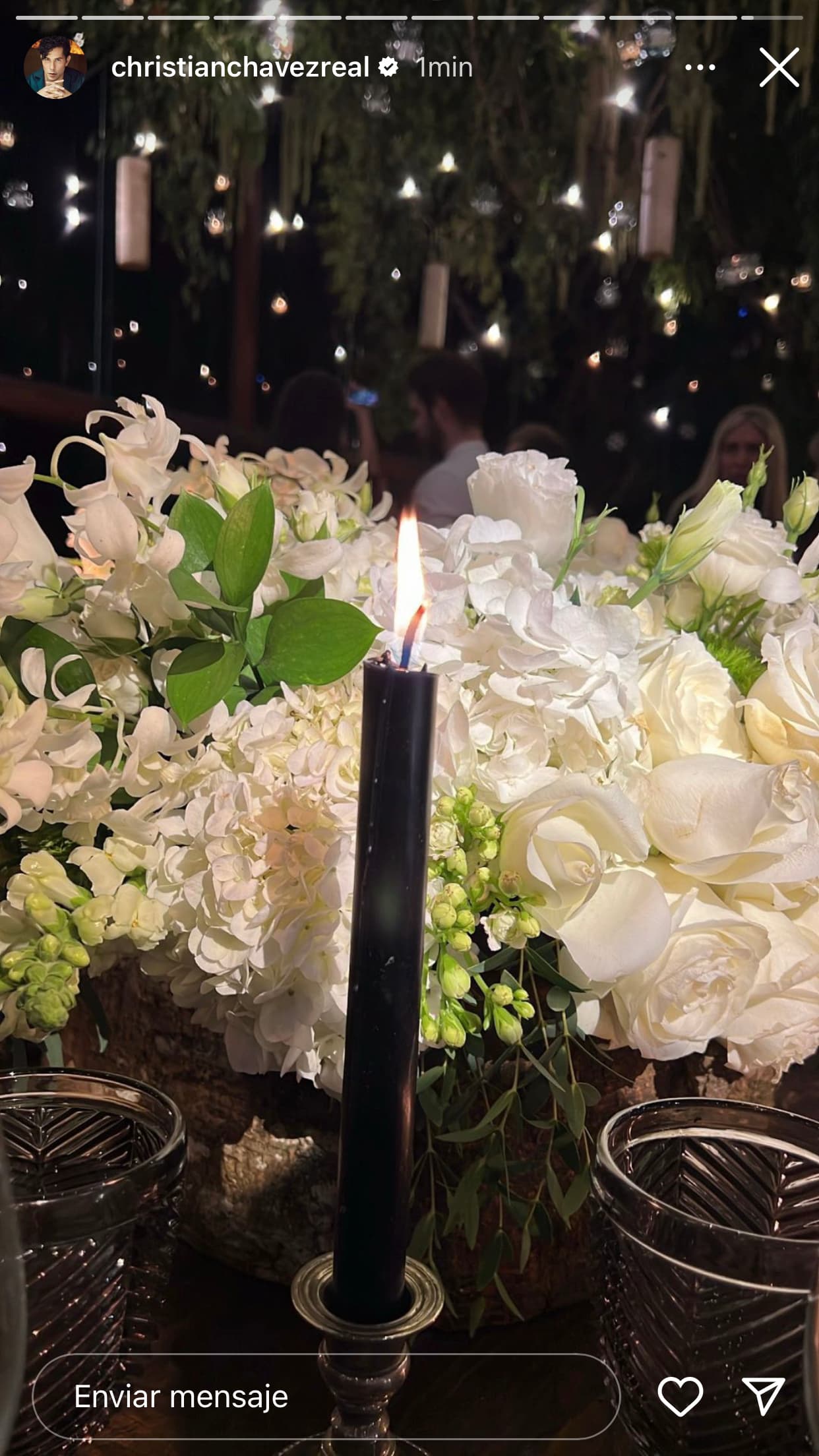 Christián Chávez documentó parte de los arreglos florales que vistieron a las mesas de los invitados.