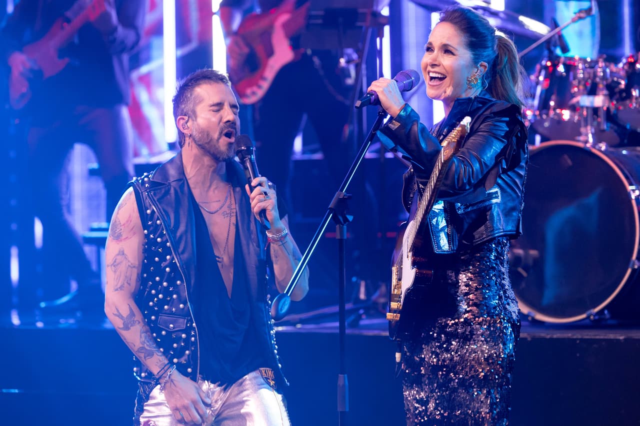 <b>Reencuentros de amigos muy cercanos en el escenario de Juego de Voces</b>
<br>
<br>El capítulo 5 marcó un cambio en la dinámica de los reencuentros, pues el portal no fue necesario para que Estrellas y Leyendas pudieran ver a viejos amigos y colaboradores para un emotivo y musical momento. Alexander Acha y Yuri cantaron duetos con María José, María León tomó el escenario con su amigo Omar Chaparro, mientras que Lucero y José Ron se reunieron para un tema rock luego de haber actuado juntos en la serie ‘El gallo de oro’. Mijares interpretó el tema ‘Me enamoro de ti’ junto a Fey y los hermanos Mau y Ricky aparecieron para cantar con Emmanuel y María León.