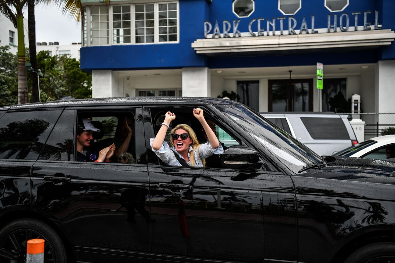 Algunos que pasaban en sus carros frente a la protesta los apoyaron.