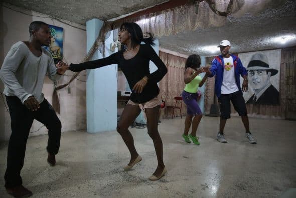 Estudiantes e instructores practican en una escuela de baile una mezcla de movimientos tradicionales y contemporáneos en el barrio de La Habana.