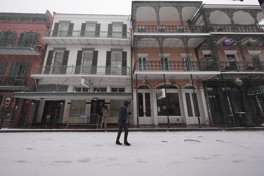 Mantenga una distancia mayor de lo habitual con el automóvil que esté adelante cuando conduzca sobre hielo.