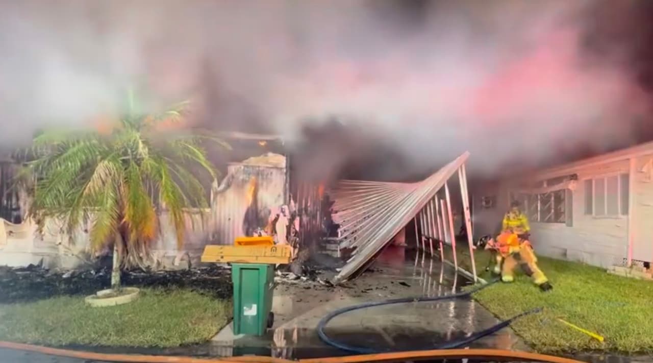 Bomberos evitan que incendio se propague a otras casas en Naples 