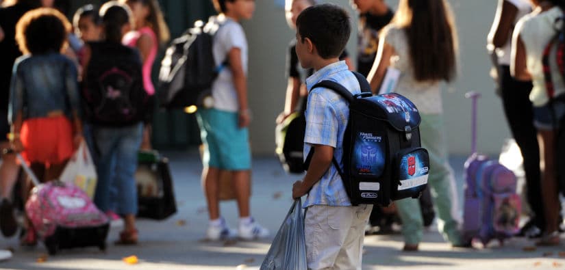 El gobernador de Florida Ron DeSantis, firmó una ley en Miami que expande el programa de vales, el cual hace posible que un menor asista a una escuela privada con fondos estatales.