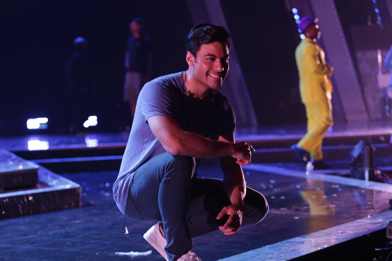 En el escenario del Watsco Center de la Universidad de Miami, Carlos Rivera afinó los detalles de su próxima presentación deplegando todo su encanto.