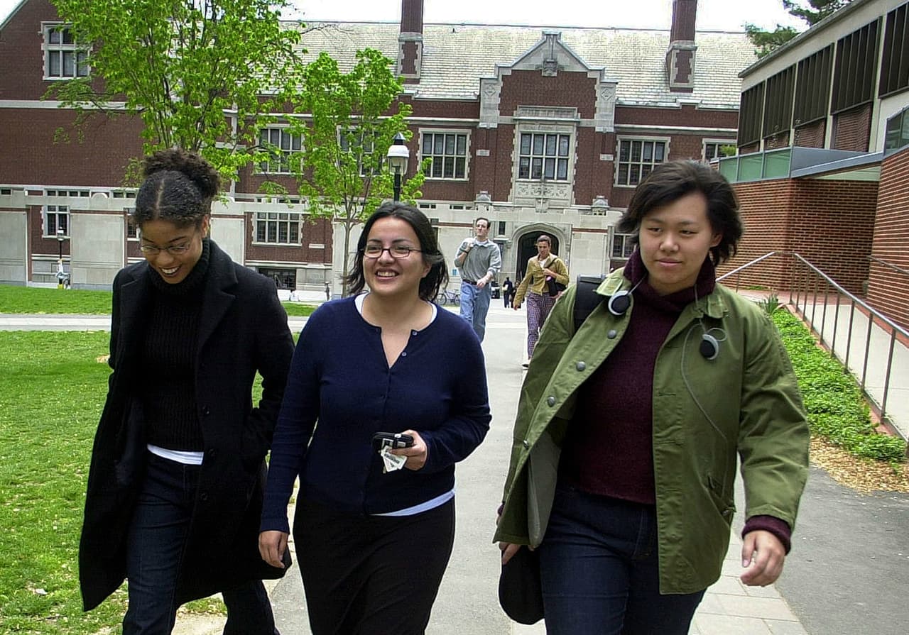 <b>Ningún estudiante con Seguro Social debería de abstenerse de llenar la Solicitud Gratuita de Ayuda Federal para Estudiantes</b>, pues perdería la oportunidad de ser considerado para obtener una beca federal, o ser beneficiario de las ayudas económicas que otorgan los estados o las universidades. El estatus migratorio de los padres no es un impedimento para que el joven reciba lo que por derecho le corresponde. En todo caso, cuando se le solicite esa información, solo deberá ingresar 000-00-0000 para llenar ese campo.