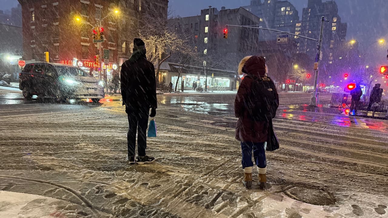 El Servicio Meteorológico Nacional mantiene avisos de ventisca hasta la tarde del lunes, con 
<b>tasas de nieve de entre 2 y 3 pulgadas por hora </b>que dificultan prácticamente toda circulación.