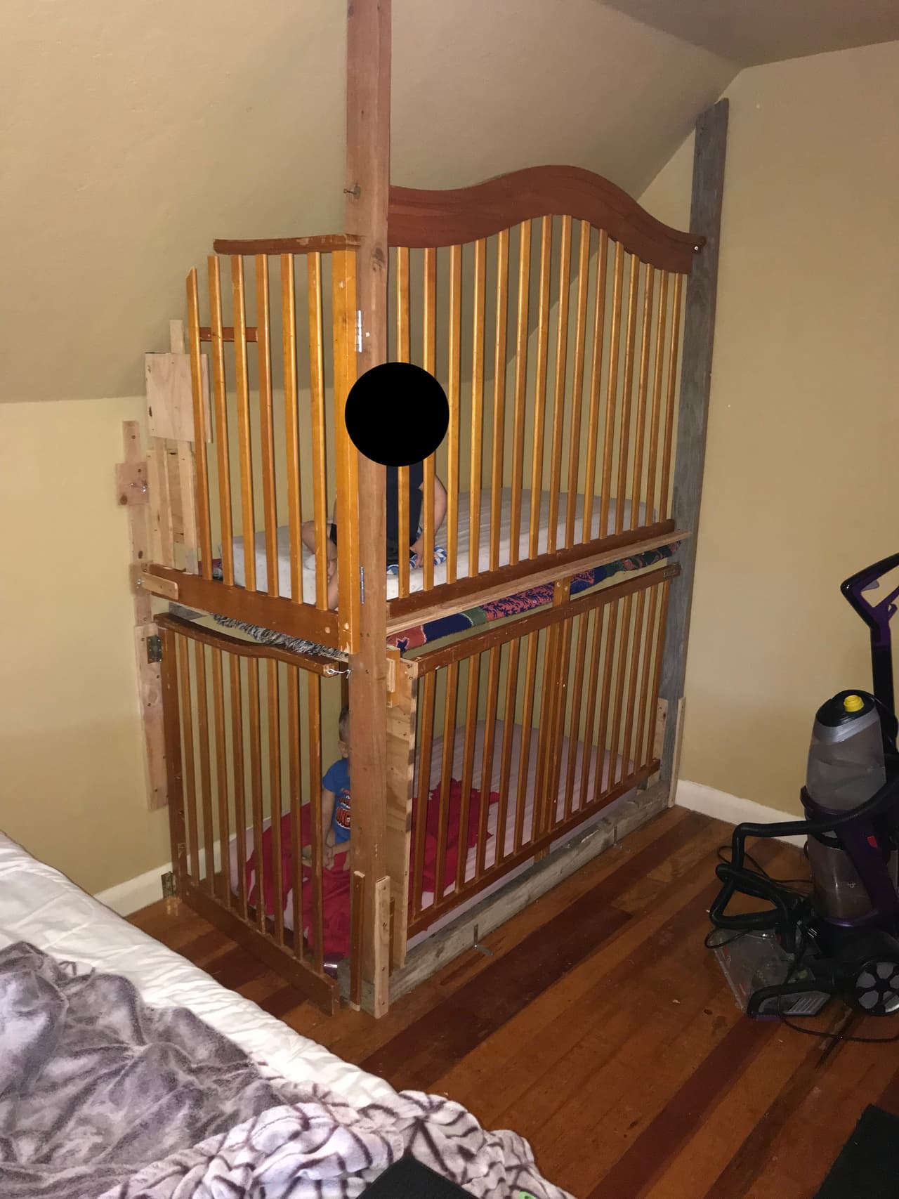 Durante el cateo los oficiales encontraron tres armas de fuego, municiones, evidencia de un laboratorio de presunta metanfetamina y dos niños pequeños dentro dos cunas modificadas separadas que se apilaron una encima de otra y se aseguraron a la pared " como jaulas de perros" según el reporte de las autoridades.
<br>
<br>