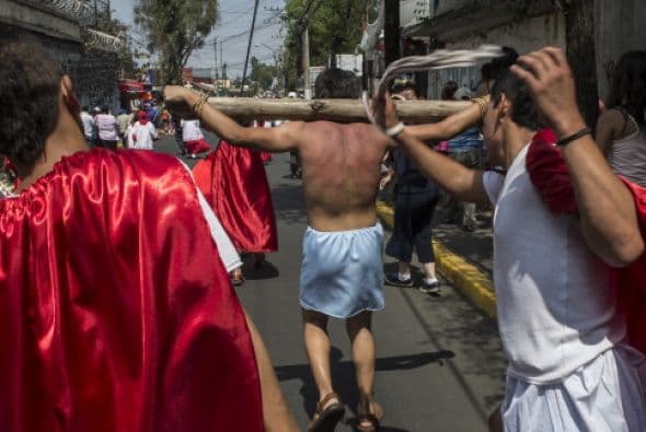 Y en México, cientos de representaciones de la Pasión de Cristo toman las calles.