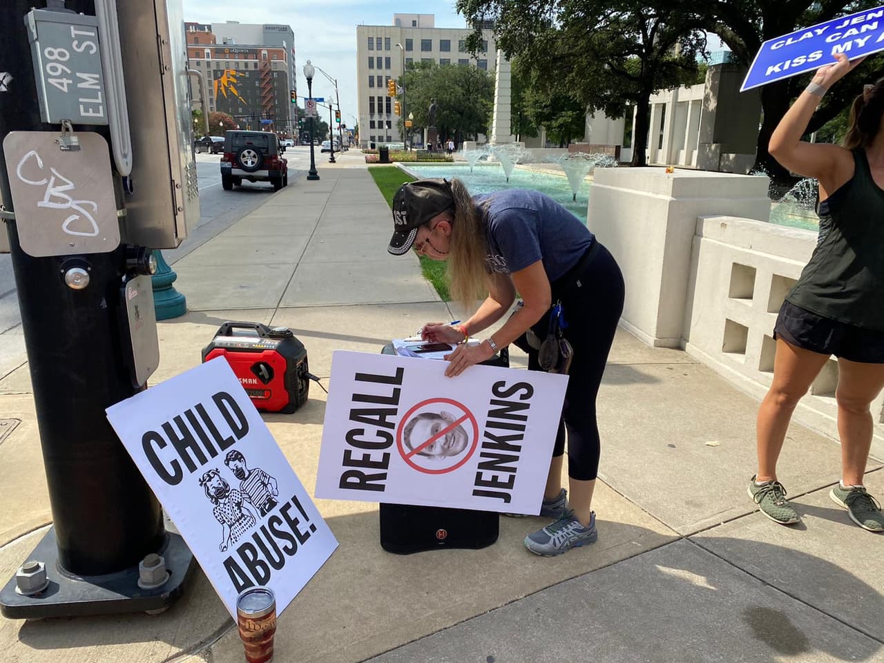 Con pancartas y gritos los presentes pedían la renuncia inmediata de Jenkins.
<br>