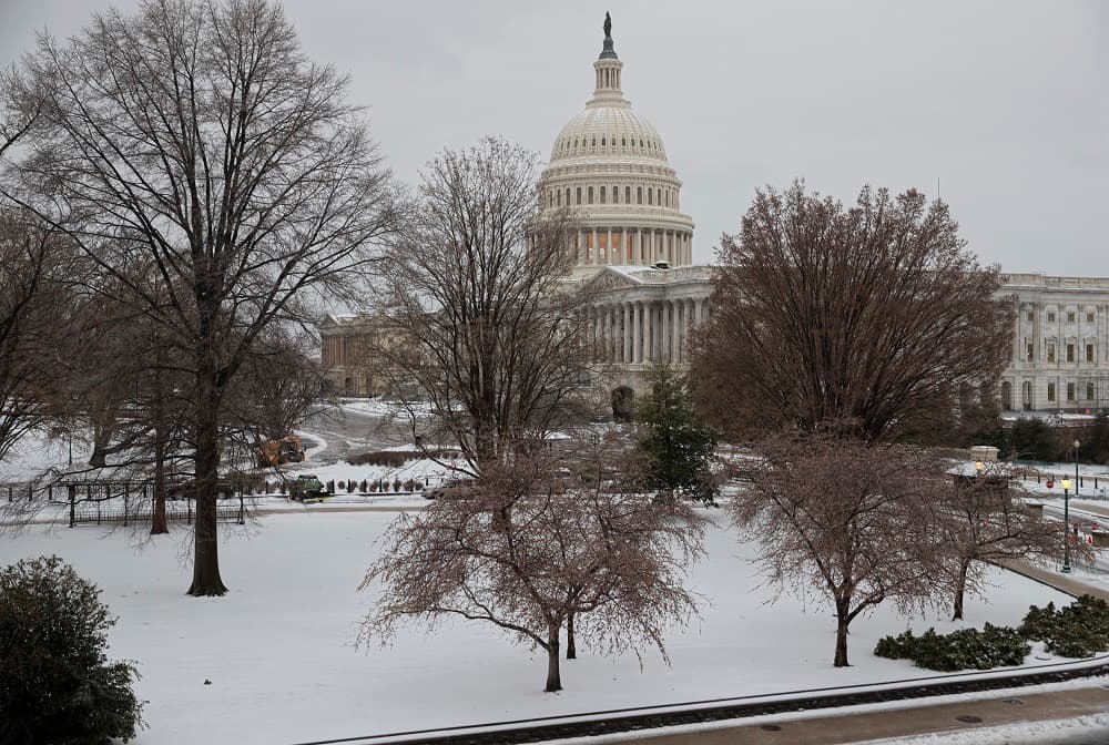 Además, el pronóstico prevé hasta 11 pulgadas (30 centímetros) de nieve y vientos de más de 50 millas por hora (80 km/h) en la zona de Nueva Inglaterra, y proyecciones ligeramente más moderadas para Washington DC, Baltimore y Filadelfia.