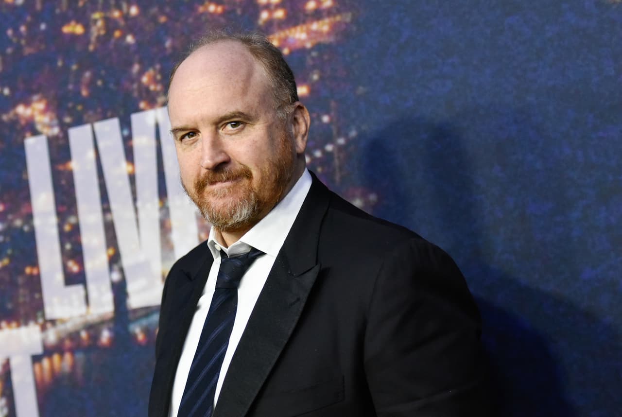 En el 2017, se hicieron públicas cinco denuncias de mujeres que acusaban al comediante Louis C.K. de conductas inapropiadas y que incluso se masturbó frente de ellas, algo que él aceptó, pero aclaró que no hizo nada sin haber preguntado primero.