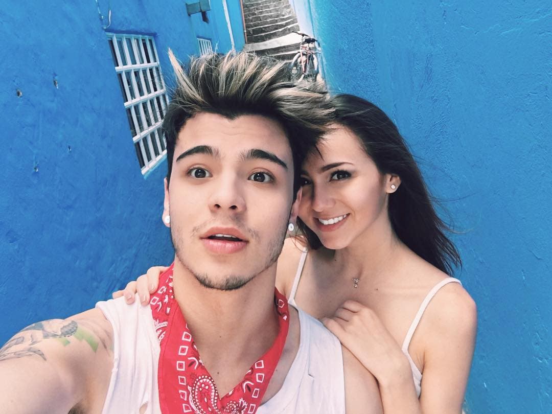 La joven se considera muy sentimental y orgullosa.