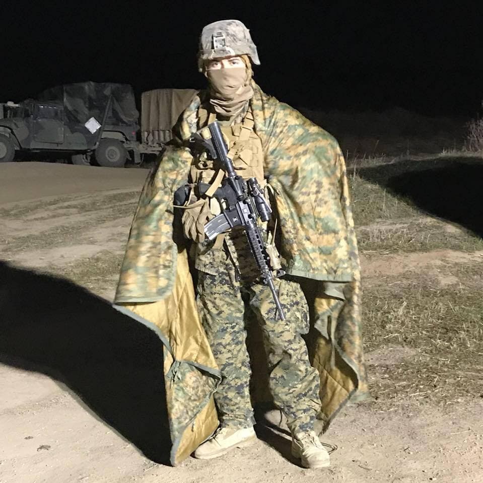 El perfil de LinkedIn de Irving muestra que él hizo carrera militar en la Marina y se identificaba a sí mismo como francotirador. Además, en varias fotografías en su página de Facebook también se le puede observar portando fusiles de alto poder y posar para fotos con otros uniformados en lo que parece ser un campo de entrenamiento militar.