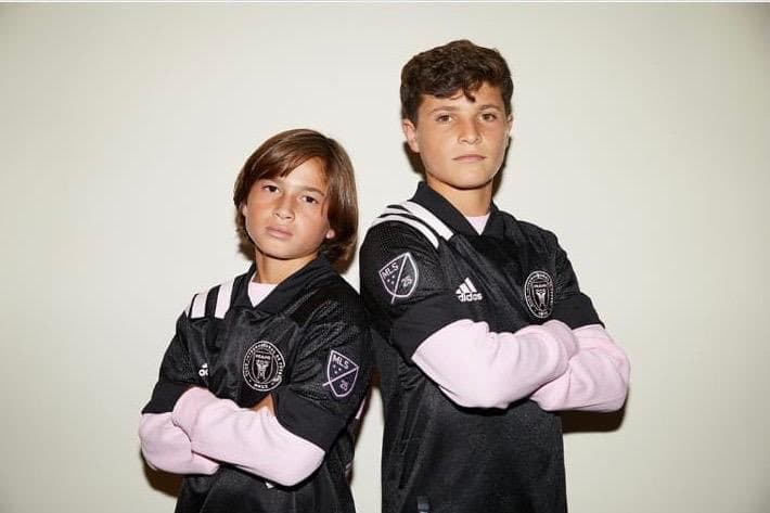El Inter Miami, llevó a los jugadores de la Academia Fernando Sánchez y a Axel Perez, de 14 y 13 años, porque representan “la cultura y el estilo único de la ciudad”, dijo el equipo en un comunicado.