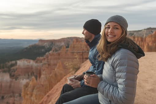 <b>2.</b>
<b>Utah.-</b> Este estado del oeste del país ocupa el segundo sitio. Se caracteriza por sus extensos desiertos y montañas de cordillera. Con esos paisajes naturales ¿quién no sería feliz? Obtuvo 65.93 puntos de los 100 a evaluar y se colocó entre los mejores en ambiente laboral, seguridad y estabilidad en las parejas.
<br>