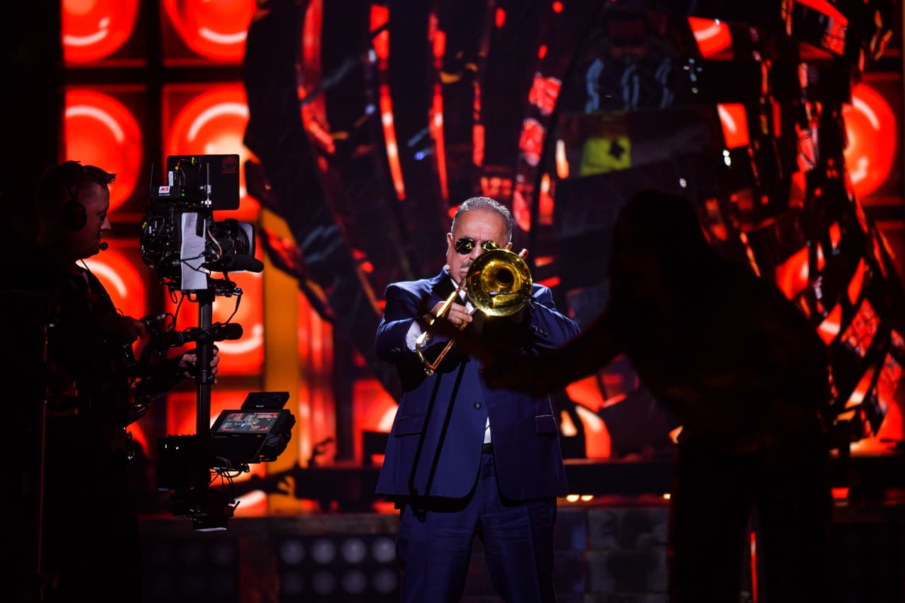 Premio Lo Nuestro cerró su edición 32 con un performance que logró reunir por primera vez a 
<b>Willie Colón y Reykon</b>.