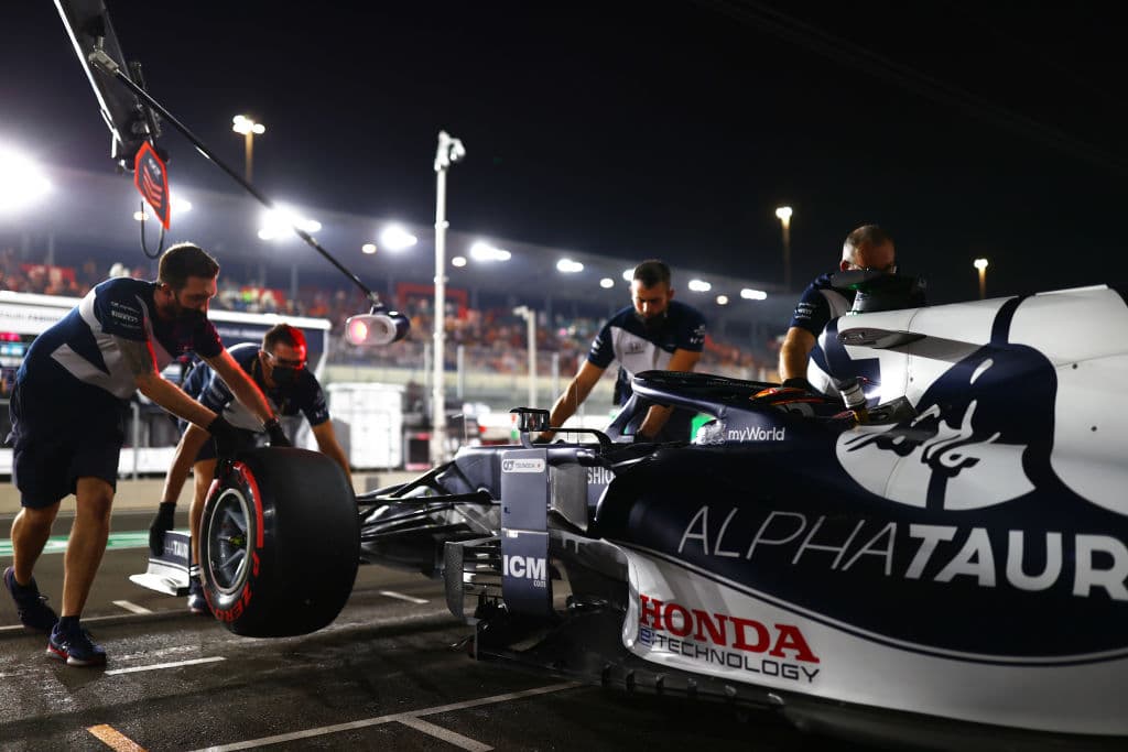 El piloto mexicano Sergio Pérez, quien había quedado octavo en los entrenamientos libres del viernes, saldrá desde la décimo primera posición del Gran Premio de Qatar luego de que no logró clasificar a la Q3.El siete veces campeón del mundo inglés Lewis Hamilton, de Mercedes, arrancará primero en el debutante Gran Premio de Qatar, el vigésimo y antepenúltimo del Mundial de Fórmula Uno, tras haber dominado este sábado la calificación disputada en el circuito de Losail.