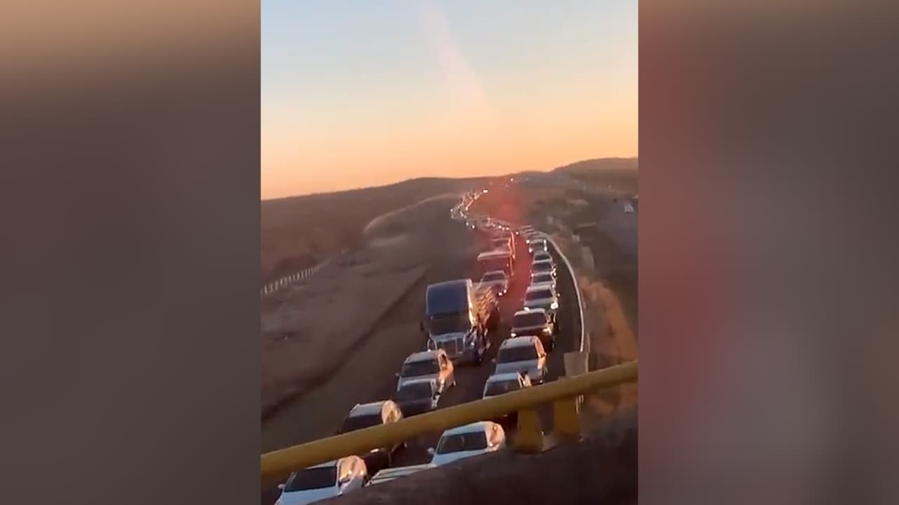 Retén provoca megafilas de paisanos en su regreso a Texas