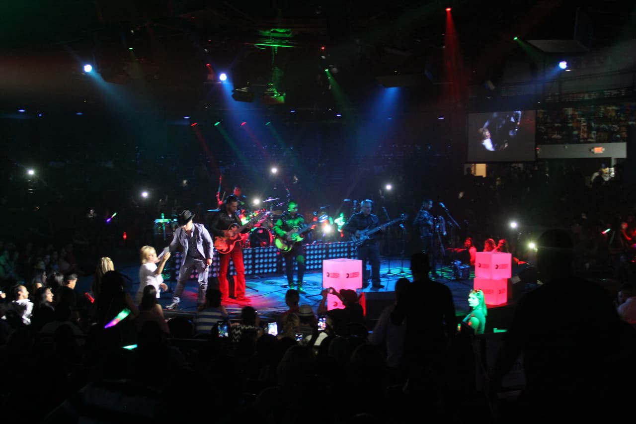 Jesús Mendoza es un talento sinaloense que va creciendo en popularidad, y los fans no se resistieron a sus corridos en este Concierto Privado de la 105.9 y Univisión Arizona, exclusivo para los fans de las estaciones de la familia Univisión.