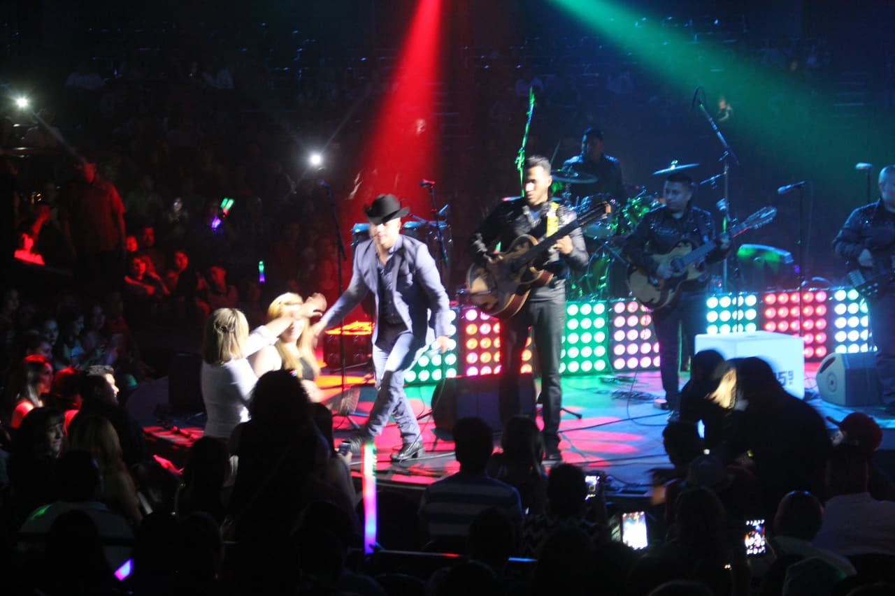 Jesús Mendoza es un talento sinaloense que va creciendo en popularidad, y los fans no se resistieron a sus corridos en este Concierto Privado de la 105.9 y Univisión Arizona, exclusivo para los fans de las estaciones de la familia Univisión.