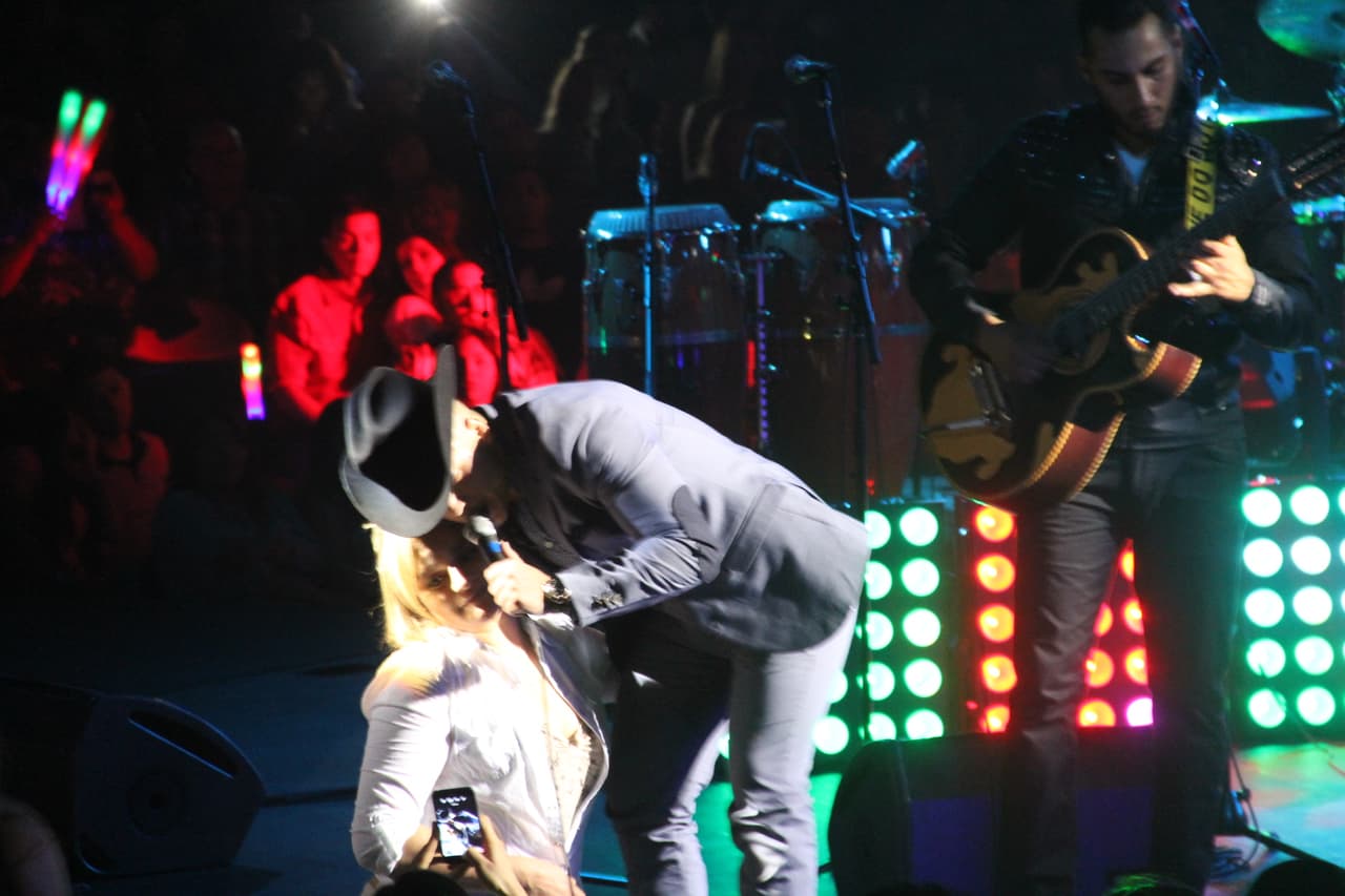 Jesús Mendoza es un talento sinaloense que va creciendo en popularidad, y los fans no se resistieron a sus corridos en este Concierto Privado de la 105.9 y Univisión Arizona, exclusivo para los fans de las estaciones de la familia Univisión.