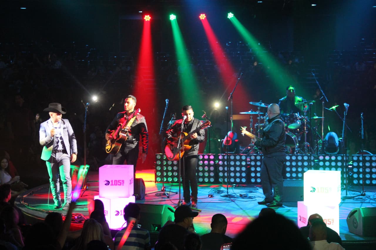 Jesús Mendoza es un talento sinaloense que va creciendo en popularidad, y los fans no se resistieron a sus corridos en este Concierto Privado de la 105.9 y Univisión Arizona, exclusivo para los fans de las estaciones de la familia Univisión.